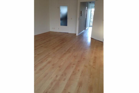 andere kant woonkamer links keuken en rechts gang